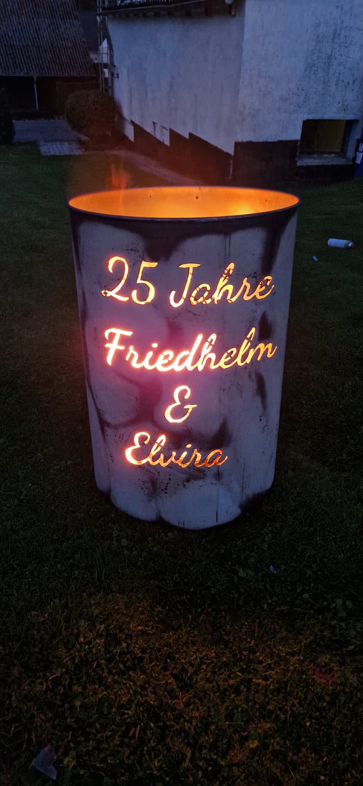 individuelle Feuertonne mit einfachem Wunschmotiv in rostig