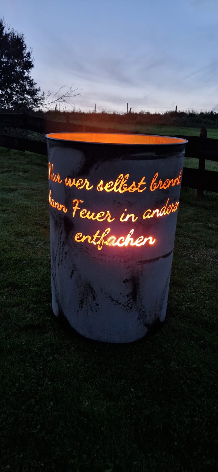individuelle Feuertonne mit einfachem Wunschmotiv in rostig